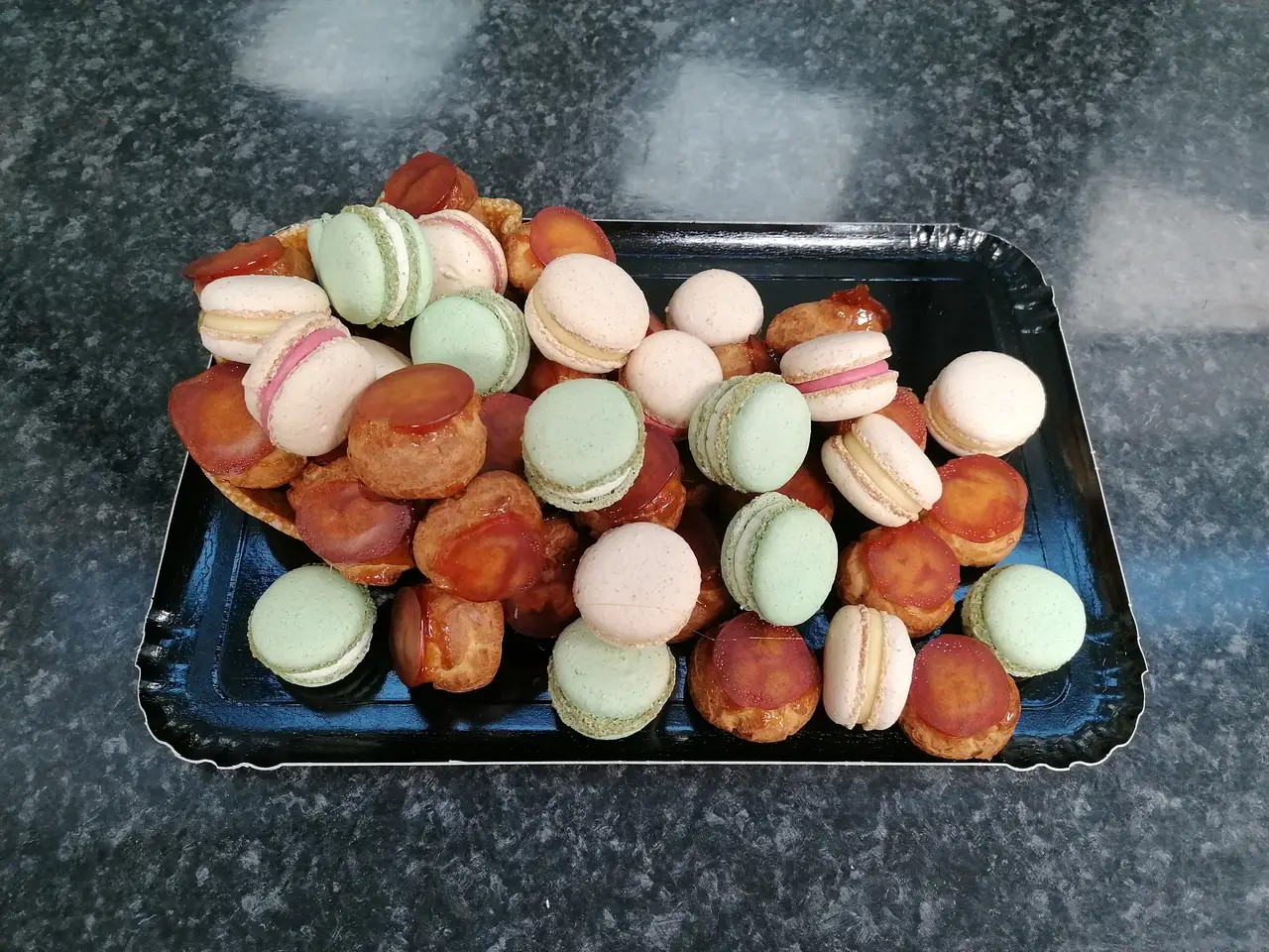 Coupe débordante choux et macarons